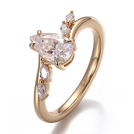 pear cut diamond ring in rose gold | bridal jewelry