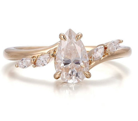 pear cut diamond ring in rose gold | bridal jewelry